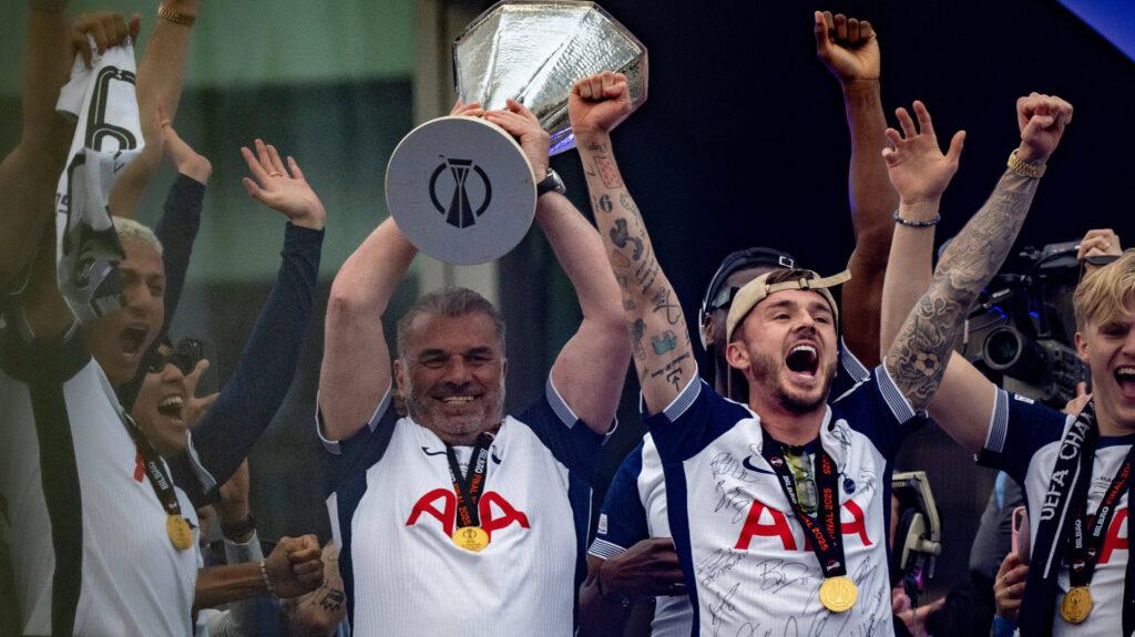 Ange Postecoglou levanta o troféu da Europa League