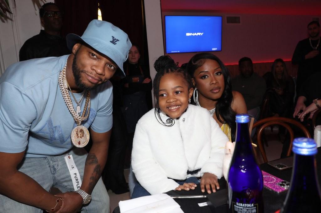 Remy Ma e Papoose se reencontram para a formatura da filha.
