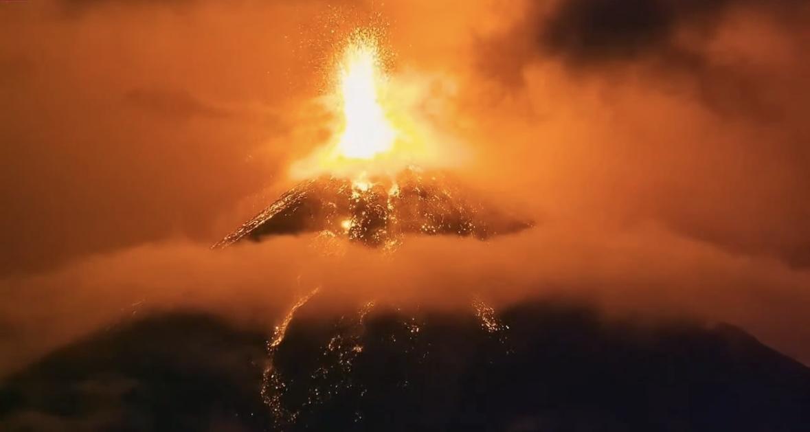 Vulcão de Fogo, considerado o mais ativo da América Central, entra em erupção na Guatemala.