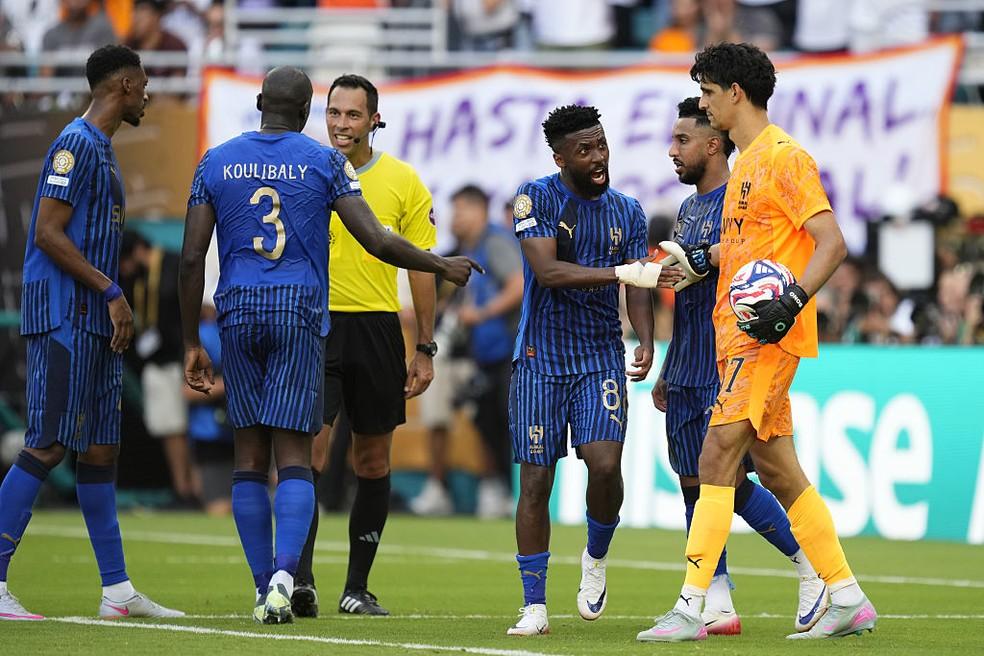 Bono, do Al-Hilal, é festejado ao pegar pênalti de Valverde contra o Real Madrid.