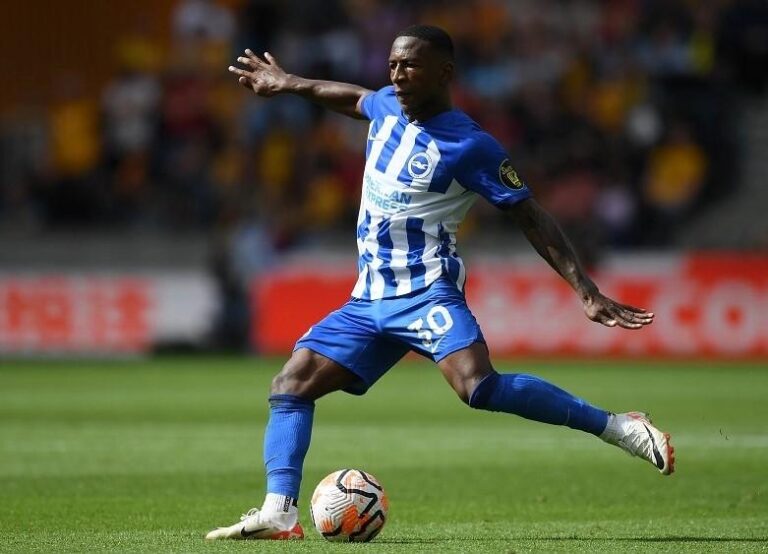 FC Barcelona e Manchester United disputam Pervis Estupiñán para o mercado de transferências