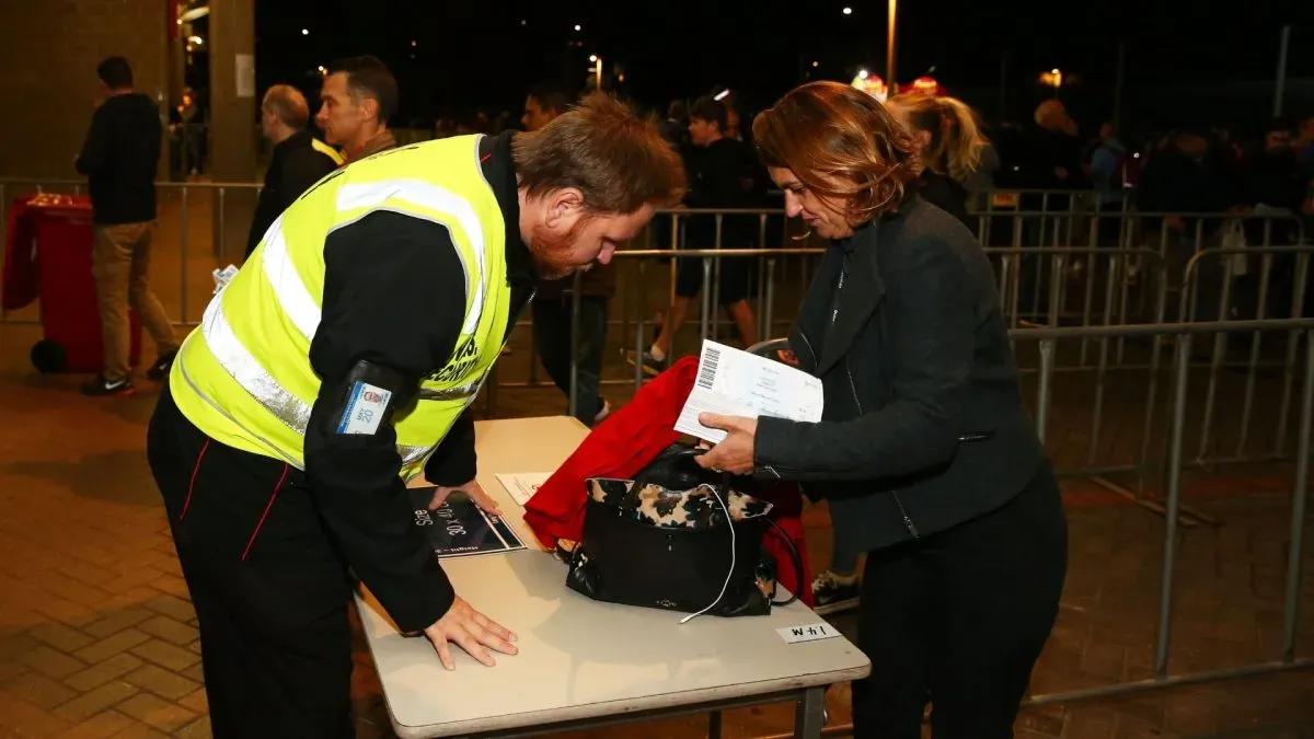 Segurança checando as bolsas de torcedores