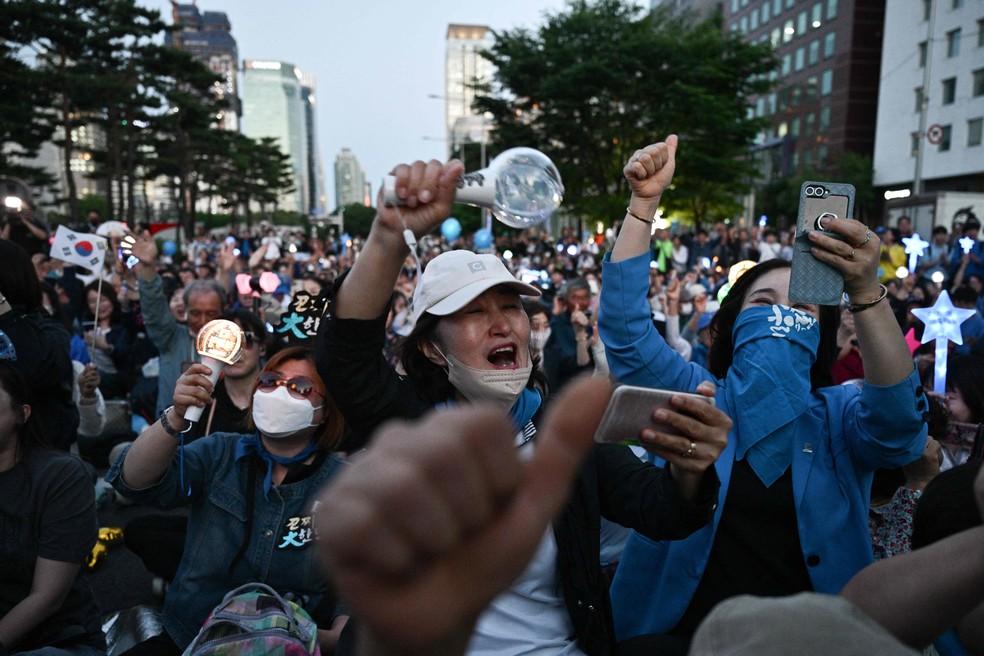 Apoiadores do Partido Democrático celebram projeção de pesquisa boca de urna.