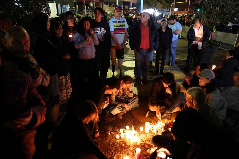 Grupo de pessoas reunidas em um local ao ar livre durante vigilância por Miguel Uribe