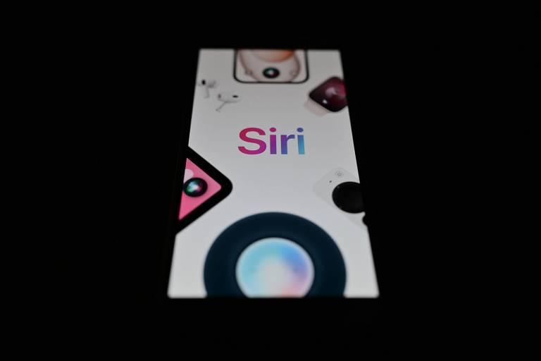 Logotipo do Siri em destaque com ícones de dispositivos