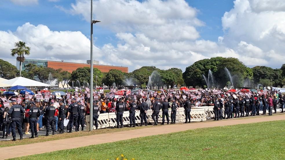 Professores fazem manifestação em frente ao Palácio Buriti