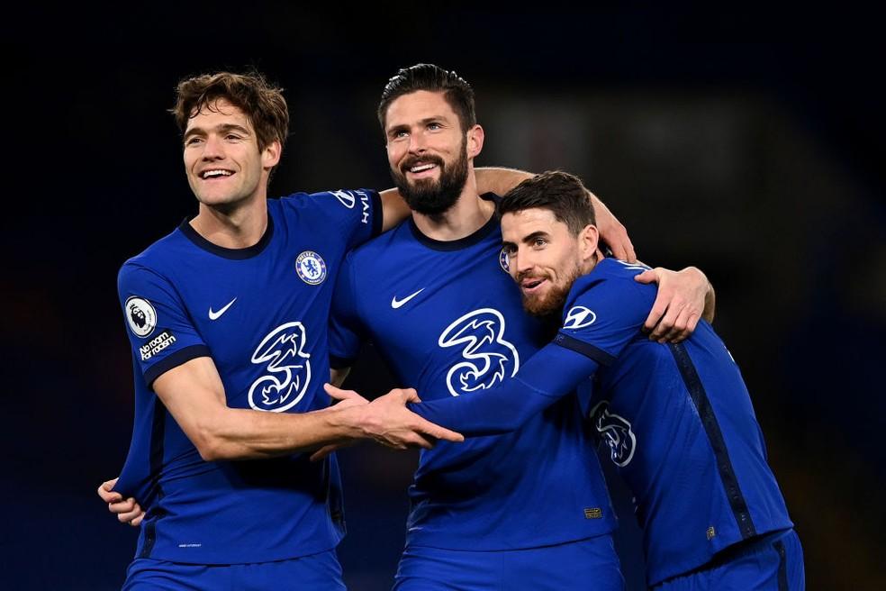 Giroud e Jorginho durante partida no Chelsea