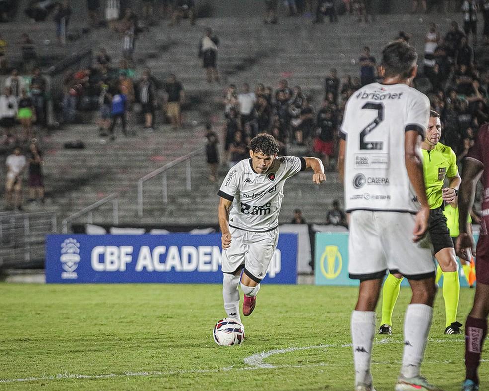 Camilo em campo pelo Botafogo-PB