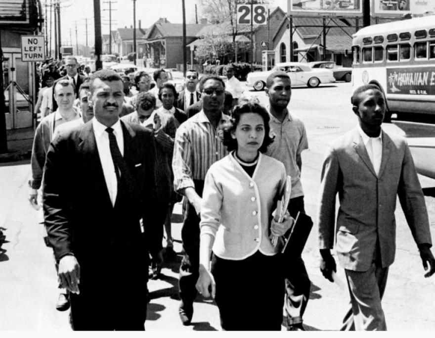 Diane Nash e líderes dos direitos civis marchando em Nashville em 1960
