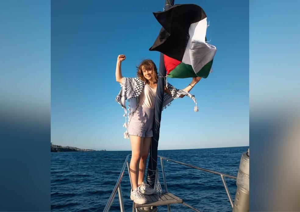 A ativista Greta Thunberg a bordo do navio rumo a Gaza