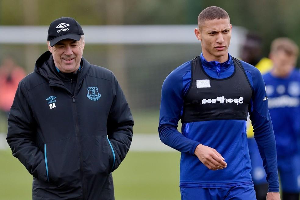 Carlo Ancelotti ao lado do atacante capixaba Richarlison