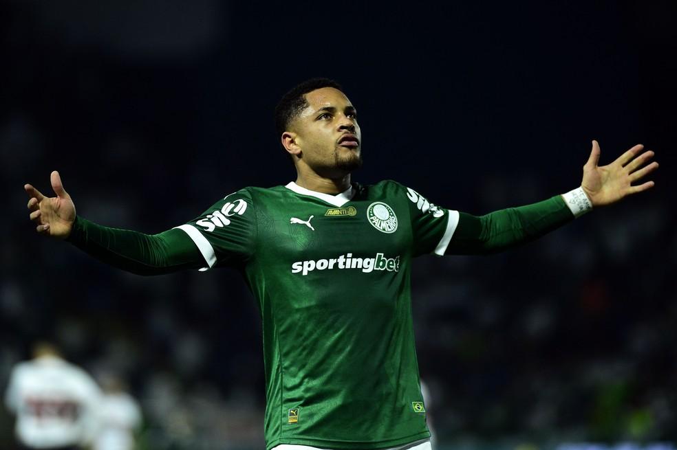 Vitor Roque comemora gol da vitória do Palmeiras sobre o São Paulo pelo Campeonato Brasileiro