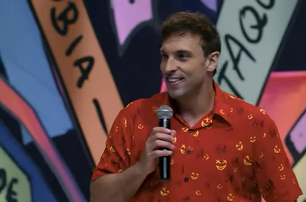 Em vídeo de show de comédia, humorista Léo Lins faz piadas com minorias — Foto: Reprodução/Youtube