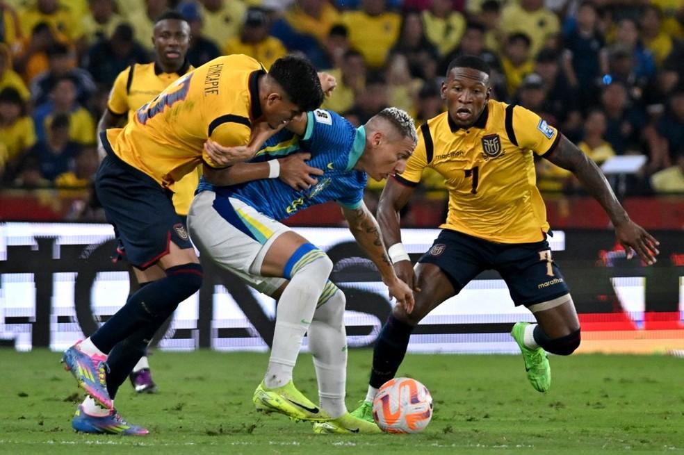 Richarlison marcado em Equador x Brasil