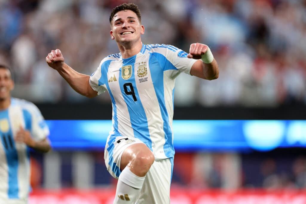 Julián Álvarez celebra um gol pela Argentina