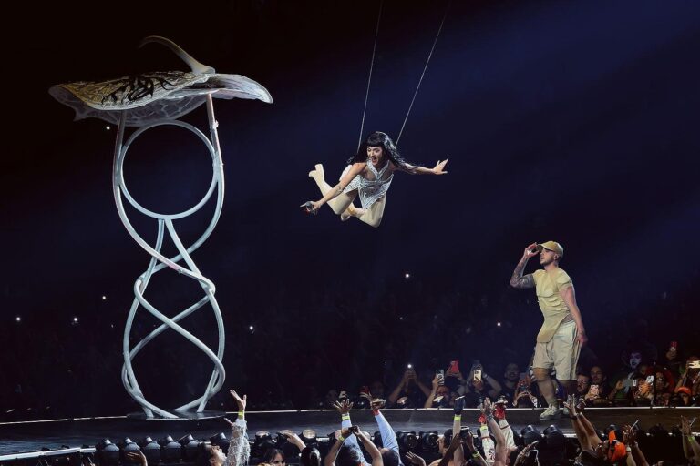 A Retrospectiva da Turbulenta Carreira de Katy Perry: De Ícone a Alvo de Críticas