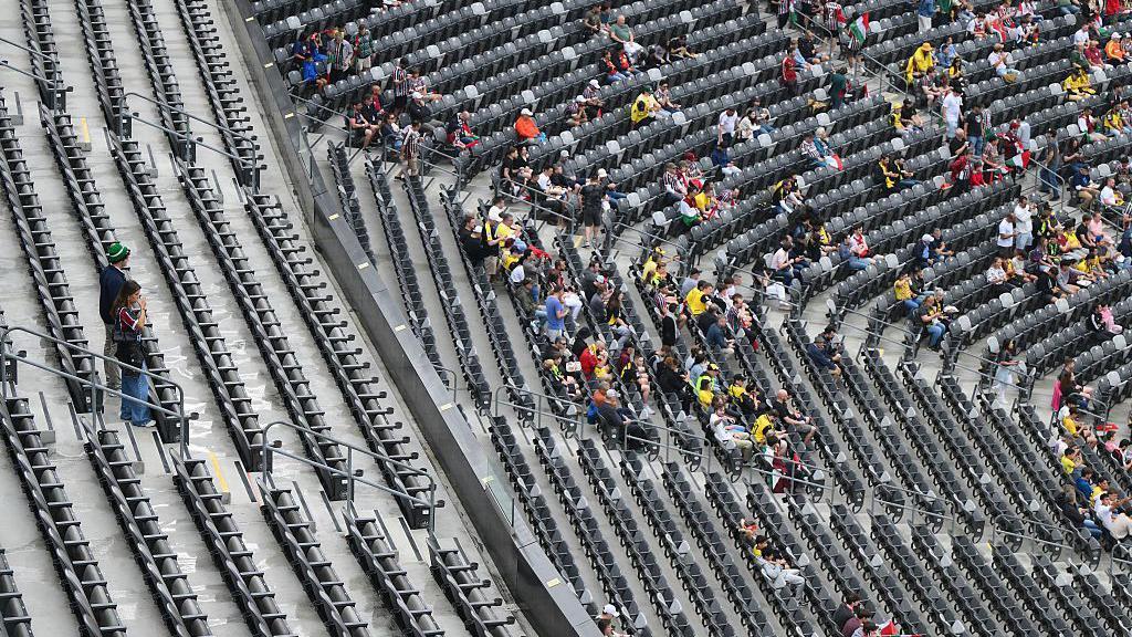 Torcedores assistindo Fluminense FC e Borussia Dortmund no MetLife Stadium.