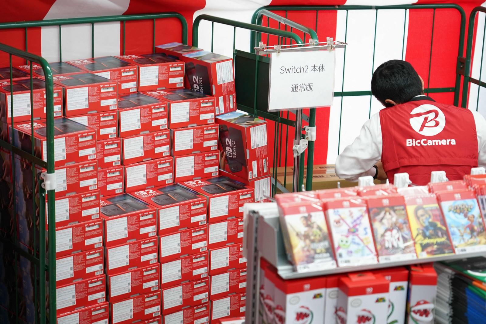 Caixas contendo consoles Nintendo Switch 2 empilhadas em uma loja de eletrônicos em Tóquio.