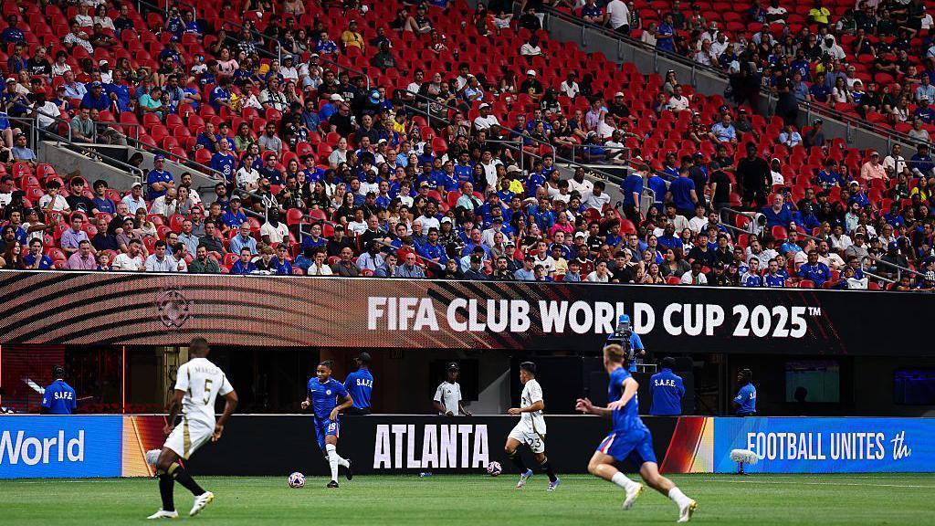 Chelsea e LAFC jogam em frente a assentos vazios.