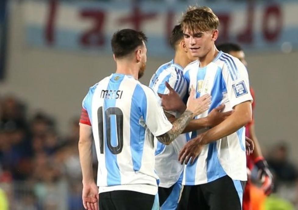 Nico Paz junto a Messi
