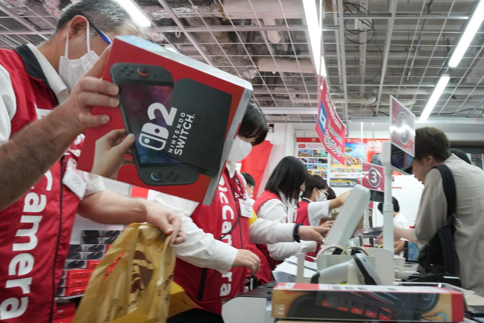 Clientes compram o Nintendo Switch 2 em uma loja de eletrônicos em Tóquio.
