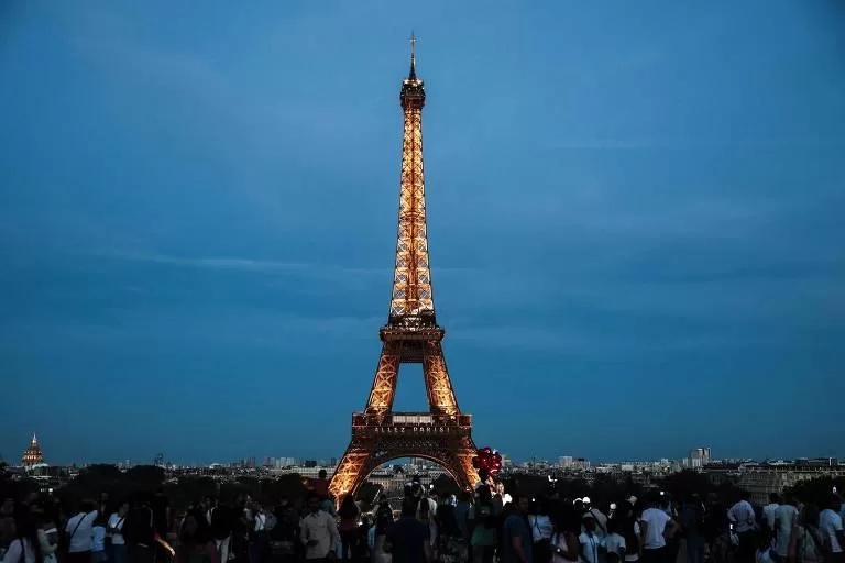 A Torre Eiffel será iluminada com as cores da bandeira do Brasil em homenagem a Lula