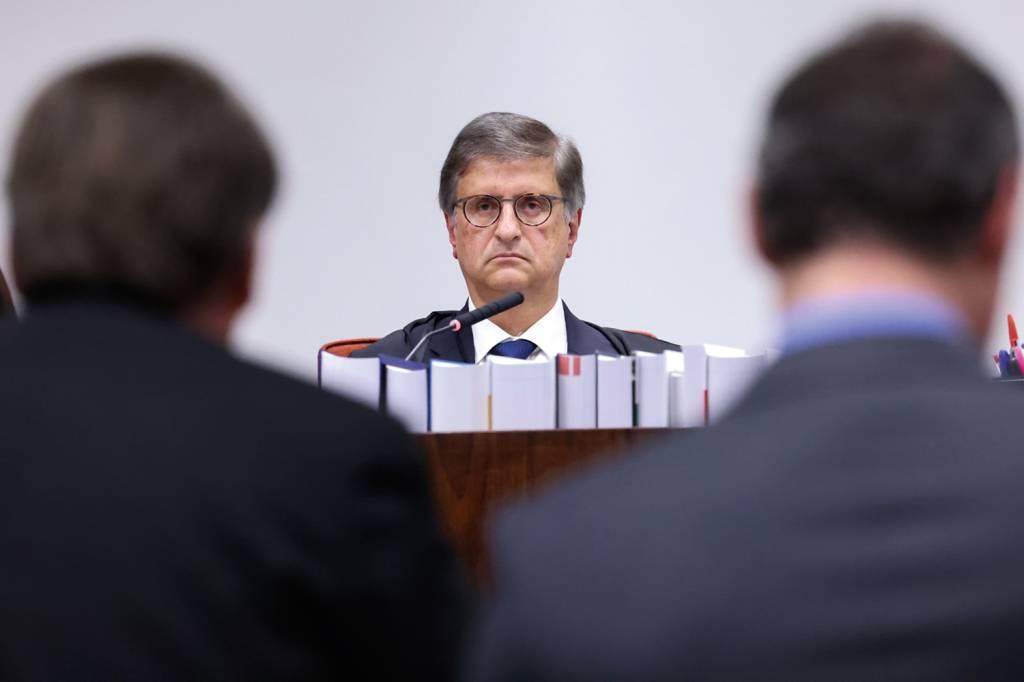 O tenente-coronel faz críticas aos ministros do Supremo, particularmente a Alexandre de Moraes, relator do processo sobre a suposta trama golpista.