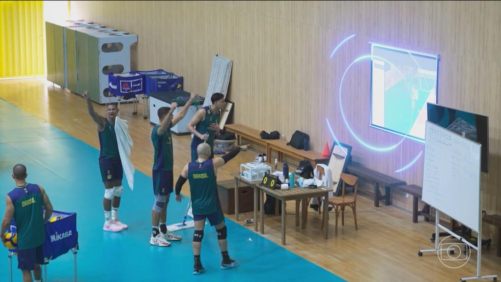 Dados e imagens em tempo real transformam treinos das seleções brasileiras de vôlei