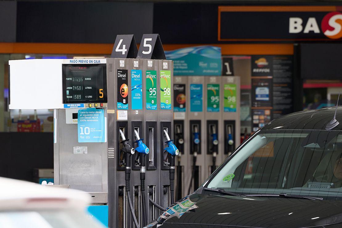 Bomba de gasolina em uma estação Repsol em Madrid, Espanha.