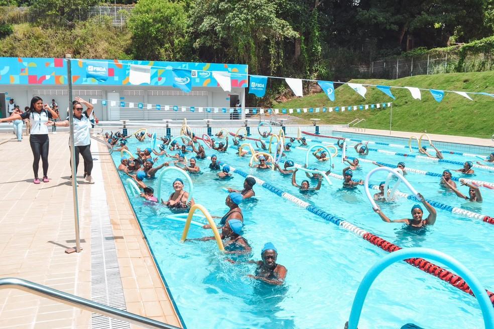 Grupo de pessoas praticando natação
