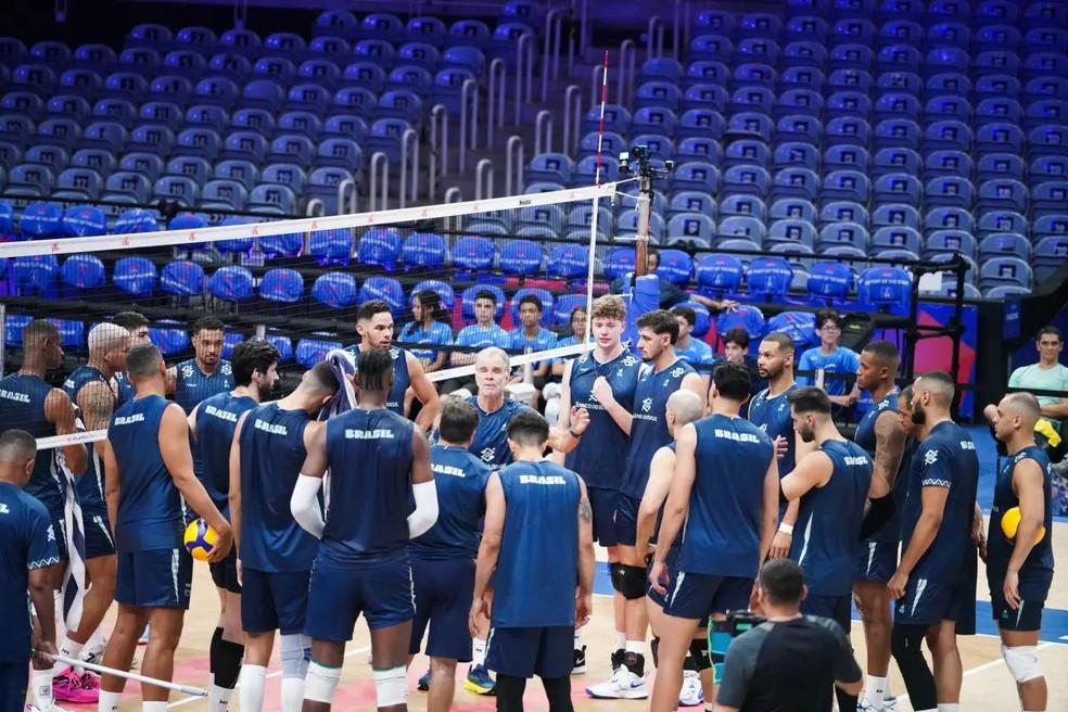 Bernardinho reunido com elenco do Brasil em treino para a Liga das Nações