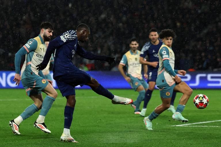 Momento de um jogo de futebol onde um jogador está prestes a chutar a bola.