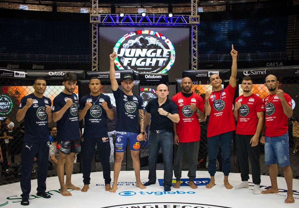 Wallid Ismail com os lutadores que participarão do 'Fight do Milhão'