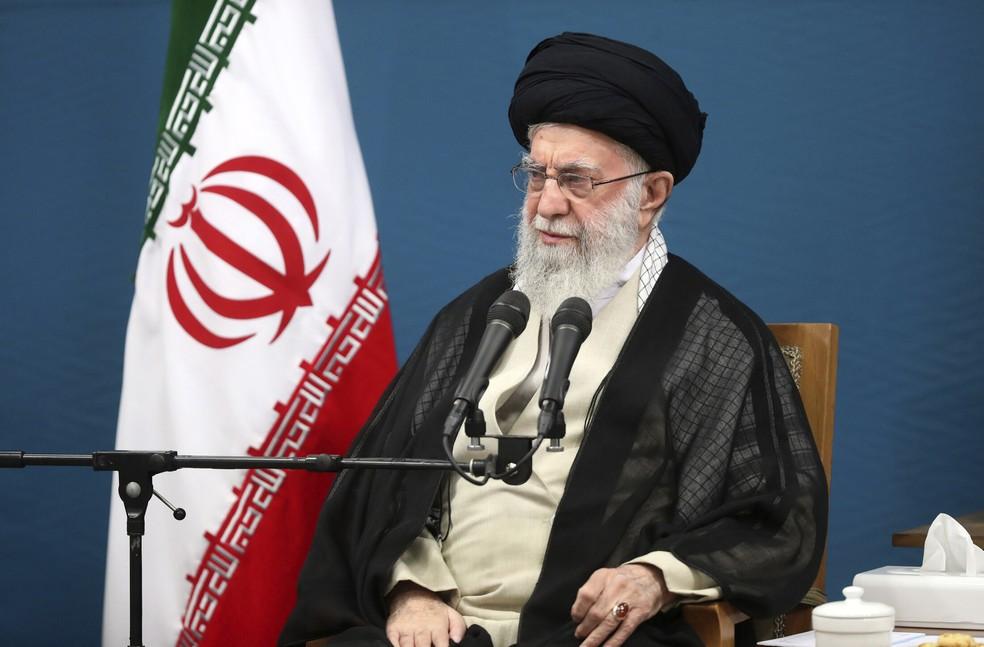 Líder supremo do Irã, o aiatolá Ali Khamenei, em reunião com equipe do presidente Masoud Pezeshkian, em Teerã, em 2024.