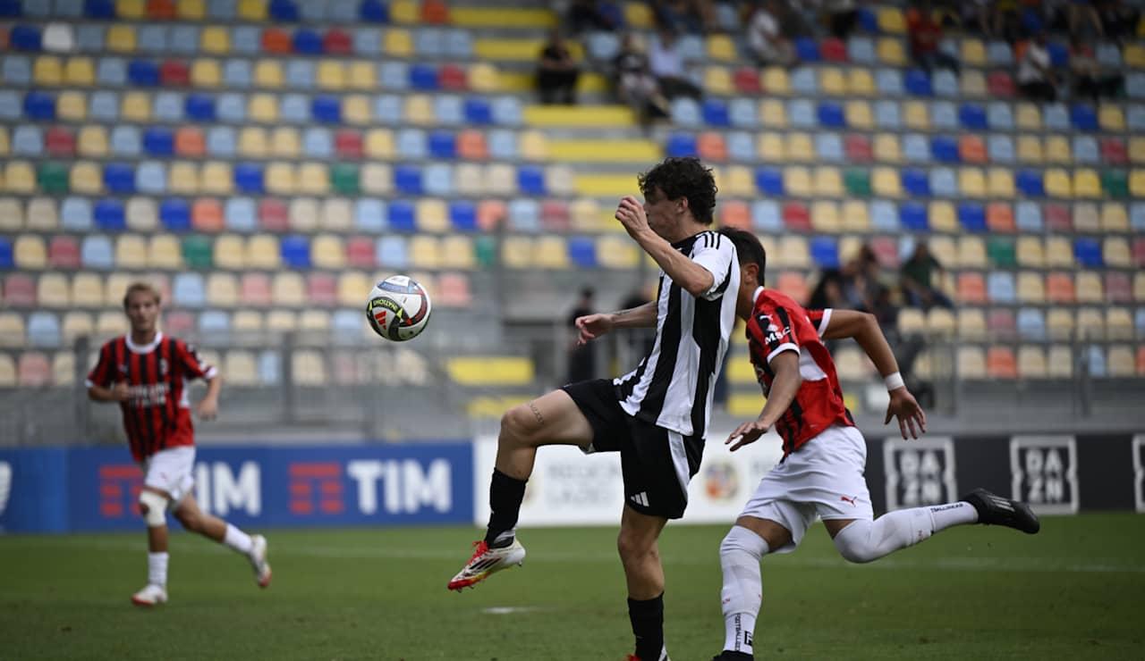 Juventus e Milan em ação durante semifinal