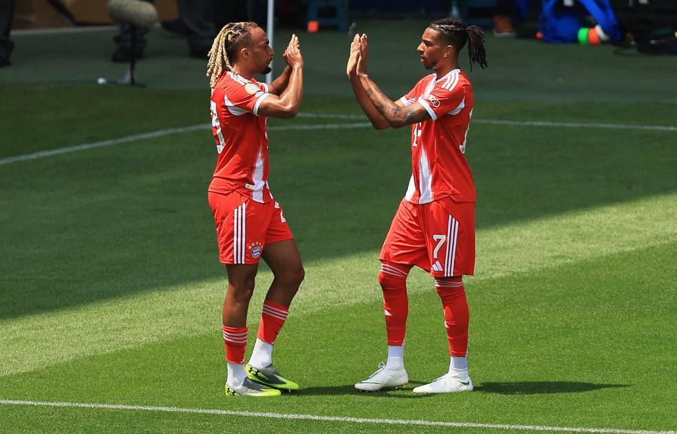 Franceses Boey e Olise na vitória do Bayern por 10 a 0 sobre o Auckland City, da Nova Zelândia.