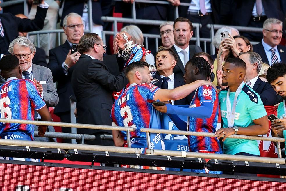 John Textor e sócios comemoram título da FA Cup do Crystal Palace