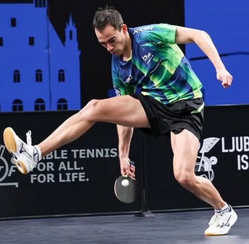 Hugo passa a bola por debaixo das pernas