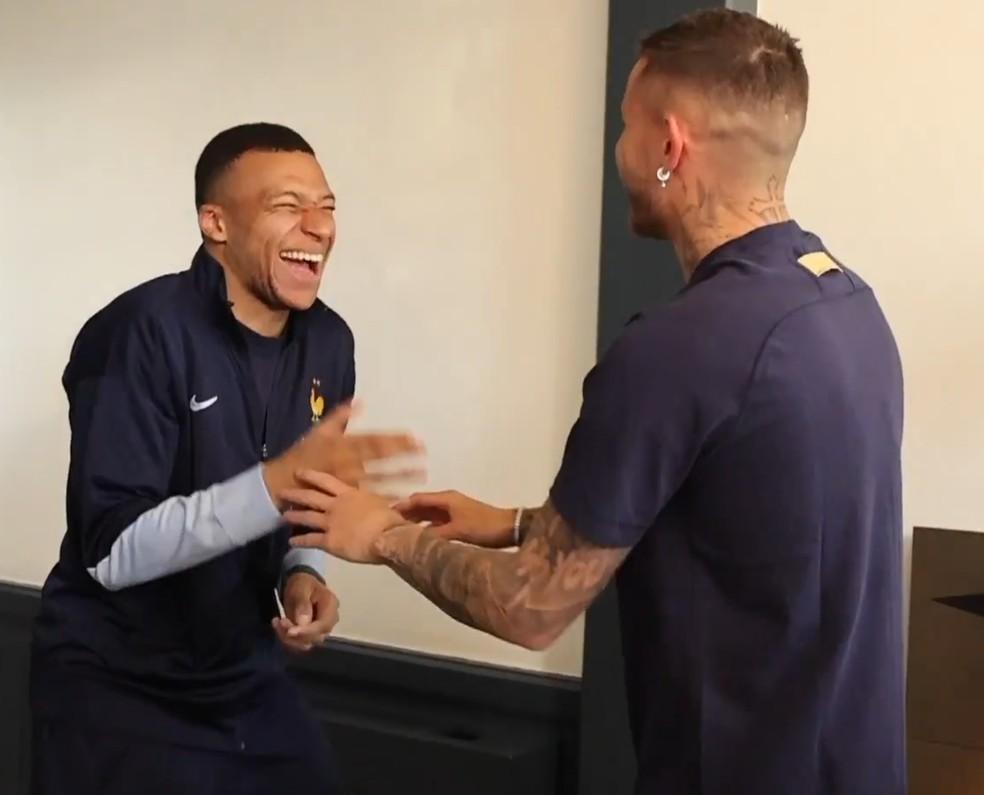 Mbappé aperta a mão de Lucas Hernández, campeão da Champions League pelo PSG