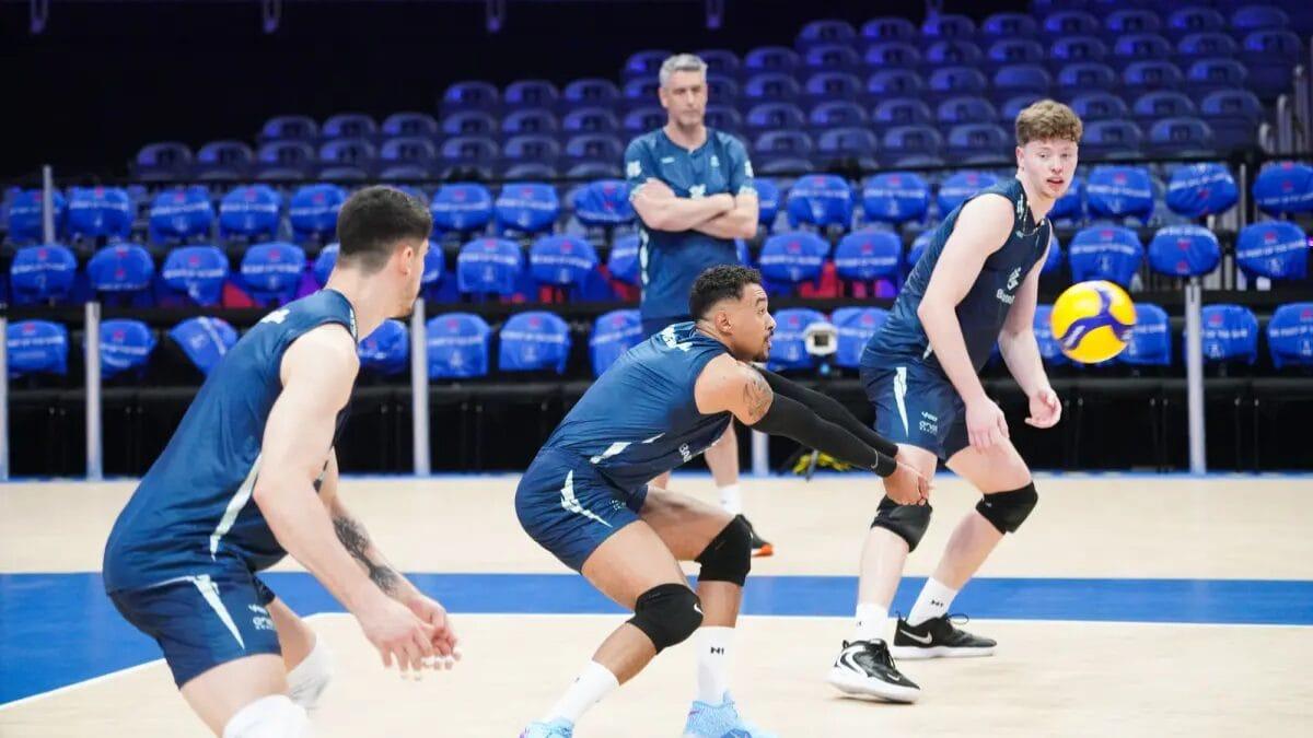 Seleção masculina de vôlei treinando para a VNL