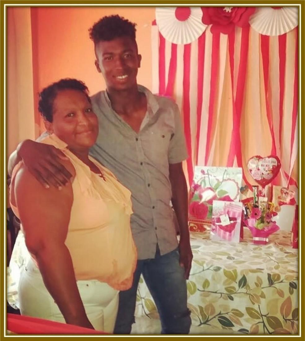 Pacho com a mãe, Glenda