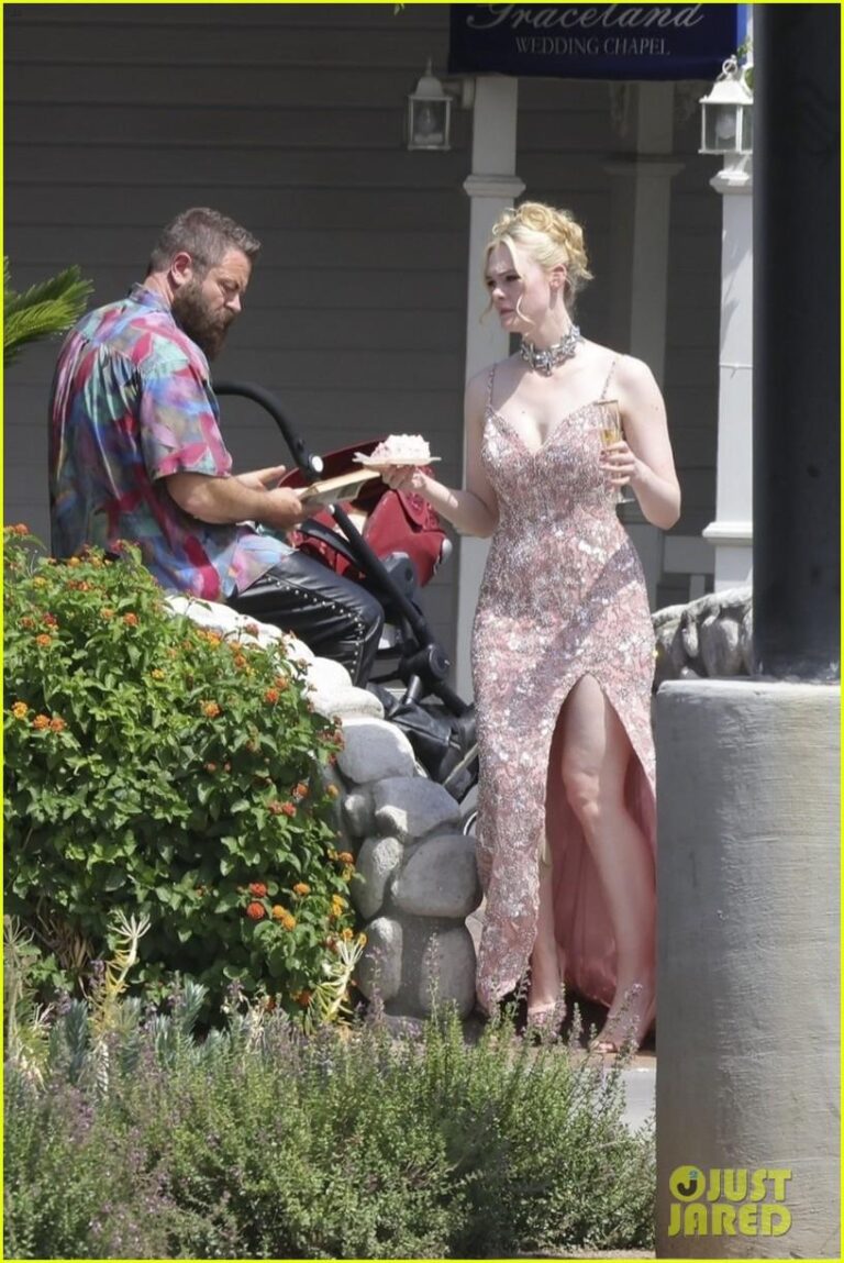 Elle Fanning brilha em gravações de nova série na Las Vegas Chapel