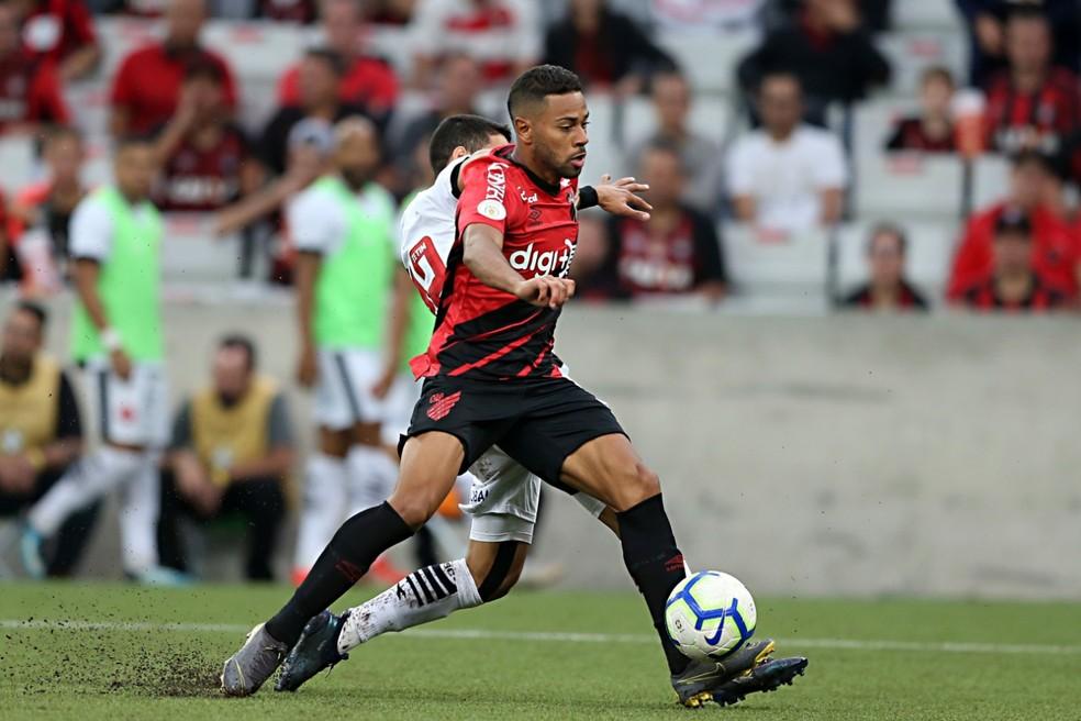 Renan Lodi em atuação pelo Athletico
