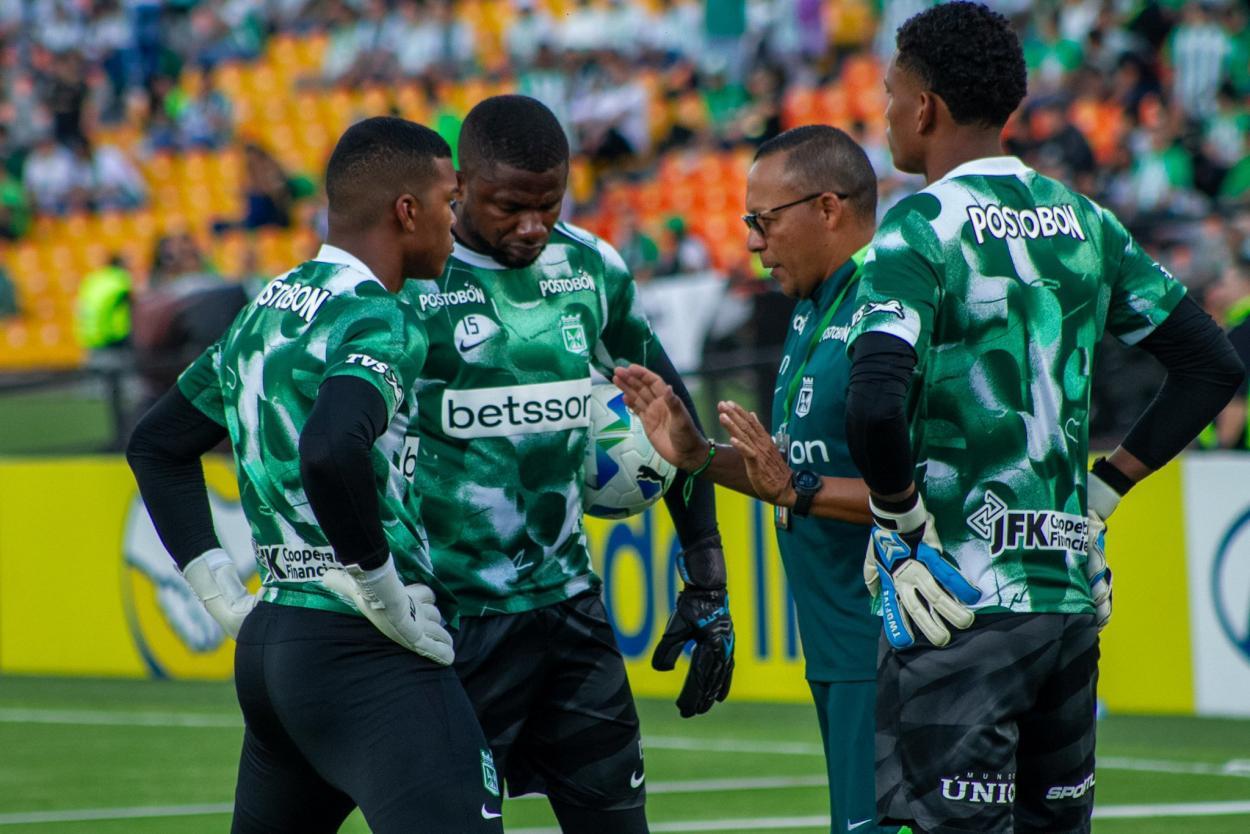 Halen Castillo na coletiva antes da partida.