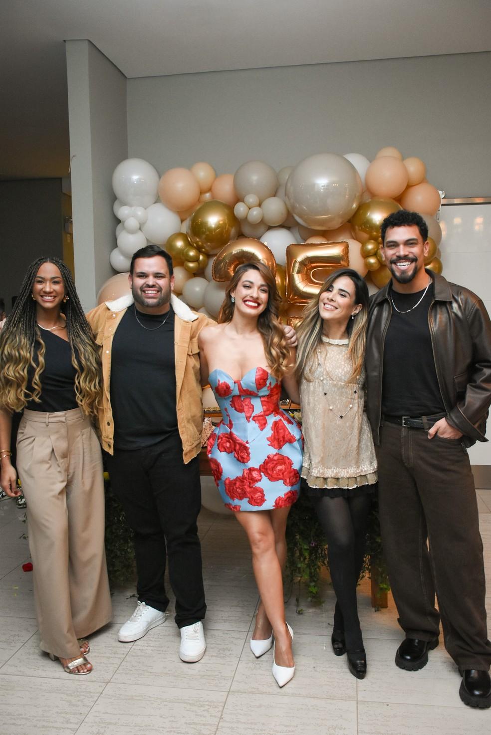 Beatriz Reis com Michel, Wanessa, Vinicius e Aline — Foto: Will Dias / Brazil News