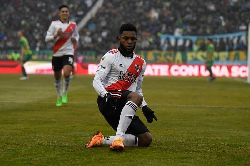 Miguel Borja comemorando gol pelo River Plate