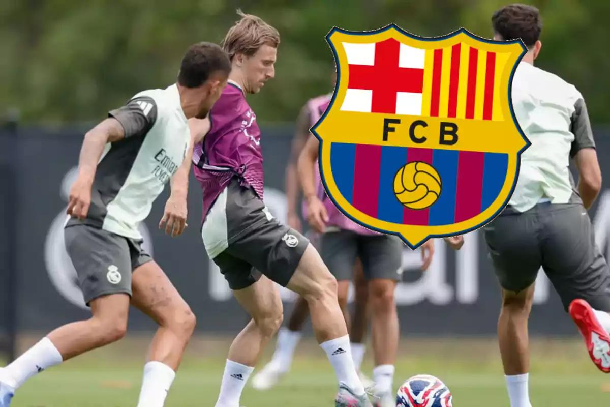 Treino do Real Madrid com o escudo do Barcelona ao centro