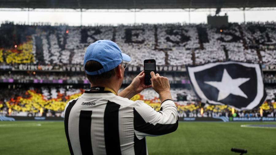 John Textor fotografa torcedores do Botafogo antes de jogo contra o São Paulo pelo Brasileiro de 2024