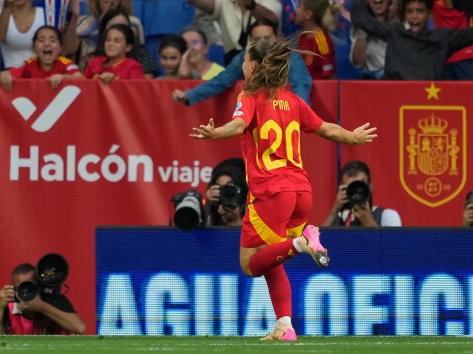 Claudia Pina festeja gol com Espanha