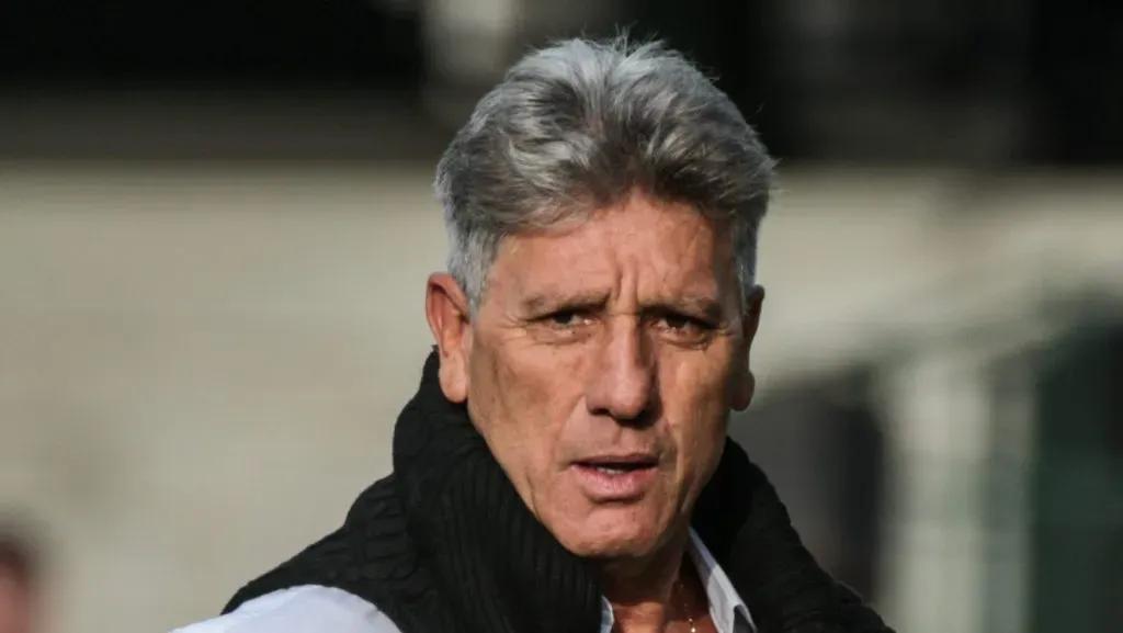 Renato Gaúcho indica a contratação de Willian Arão, enquanto Santos busca reforços.